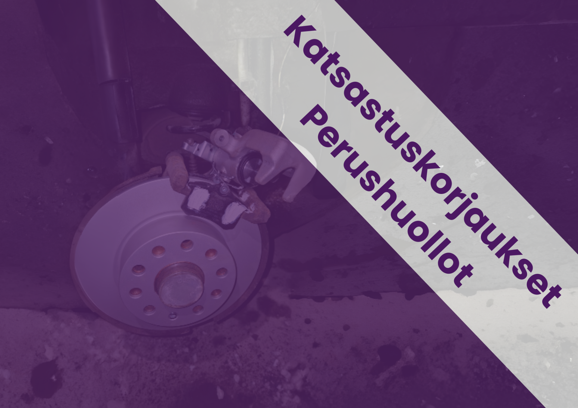Valkoinen auto nosturilla korjaamossa, etupyörä irrotettuna ja jarrulevy näkyvissä.
